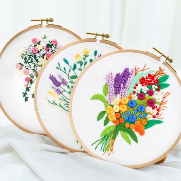 Christmas Flowers Bouquet Embroidery Kit, Beginner Floral Embroidery Hoop, DIY - Picture 2 of 2